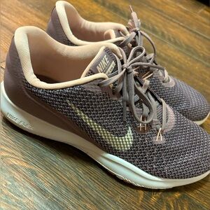 Women’s Nike tennis shoes. Hardly worn. Size 9.5